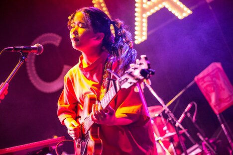 カナ（Vo, G）（撮影：中磯ヨシオ）