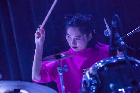 ユナ（Dr, Cho）（撮影：中磯ヨシオ）