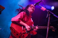 カナ（Vo, G）（撮影：中磯ヨシオ）