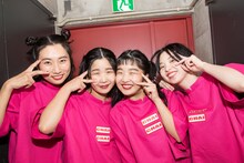 CHAI「1st Album『PINK』発売記念『やっぱり育ちたいトゥアー』」東京・WWW公演のオフショット。（撮影：中磯ヨシオ）