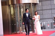 吉岡里帆（右）をエスコートするブリリアン・ダイキ（左）。