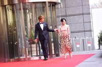 コムアイ（右）をエスコートするブリリアン・コージ（左）。