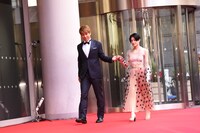 コムアイ（右）をエスコートするブリリアン・コージ（左）。