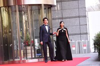 木村多江（右）をエスコートするブリリアン・ダイキ（左）。