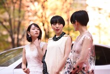 左から吉岡里帆、MIKIKO、コムアイ（水曜日のカンパネラ）。