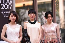左から吉岡里帆、MIKIKO、コムアイ（水曜日のカンパネラ）。