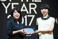 「VOGUE JAPAN」の渡辺三津子編集長からトロフィーを受け取るMIKIKO。