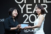 「VOGUE JAPAN」の渡辺三津子編集長からトロフィーを受け取る吉岡里帆。