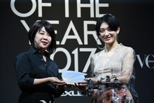 「VOGUE JAPAN」の渡辺三津子編集長からトロフィーを受け取るコムアイ（水曜日のカンパネラ）。