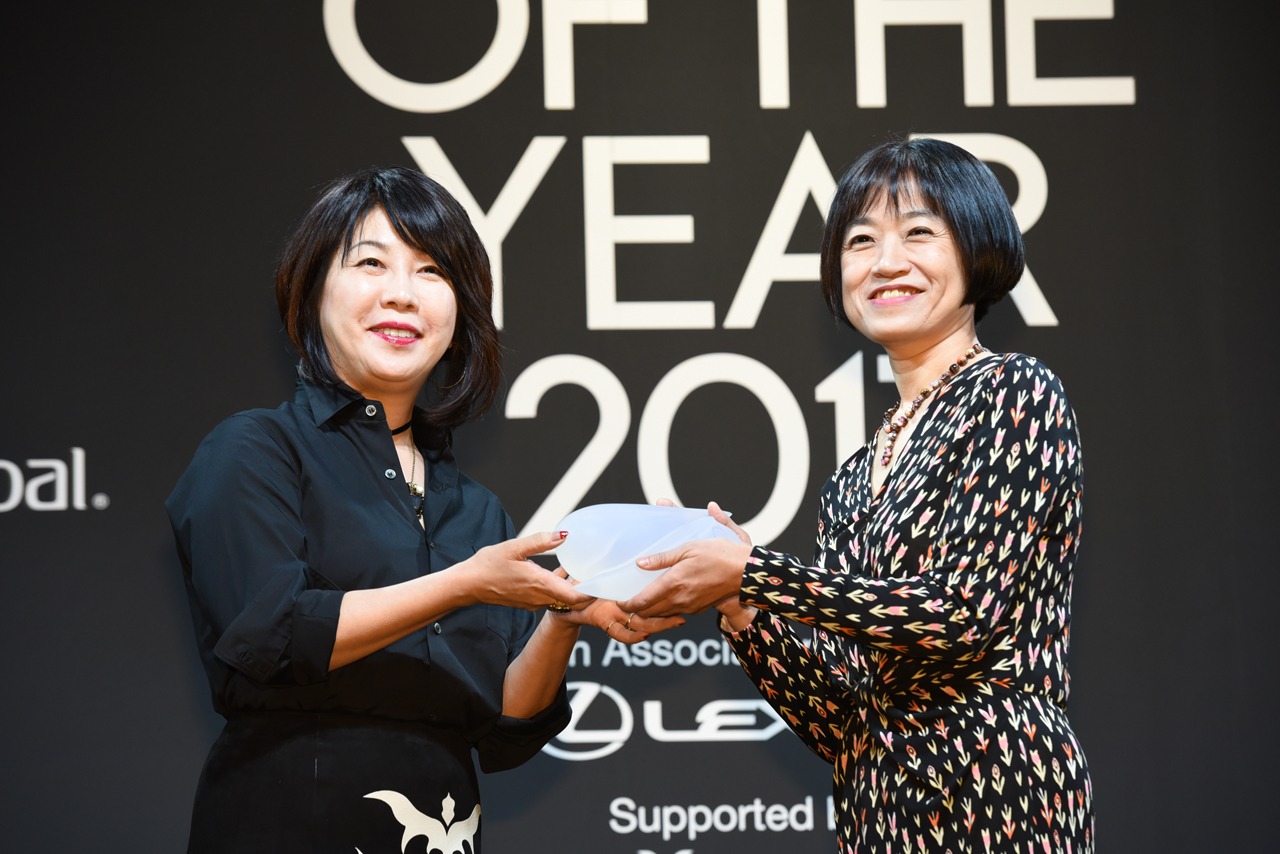 「VOGUE JAPAN」の渡辺三津子編集長からトロフィーを受け取る恩田陸。