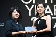 「VOGUE JAPAN」の渡辺三津子編集長からトロフィーを受け取る木村多江。