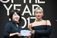 「VOGUE JAPAN」の渡辺三津子編集長からトロフィーを受け取るYOON。