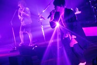 片岡健太（右 / Vo, G）（撮影：後藤壮太郎）