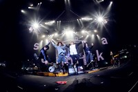 手をつないで大ジャンプするsumika。（撮影：後藤壮太郎）