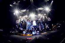 手をつないで大ジャンプするsumika。（撮影：後藤壮太郎）