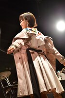 おもむろにトレンチコートを脱ぎ捨てる星野みちる。