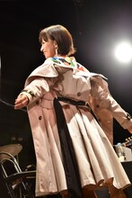 おもむろにトレンチコートを脱ぎ捨てる星野みちる。