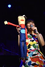 チャーリーとおしゃべりする星野みちる。