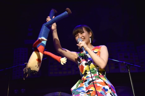 チャーリーを逆さ吊りにする星野みちる。