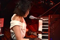 ピアノ弾き語りで「キライよ」を歌う星野みちる。