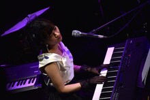 ピアノ弾き語りで「キライよ」を歌う星野みちる。
