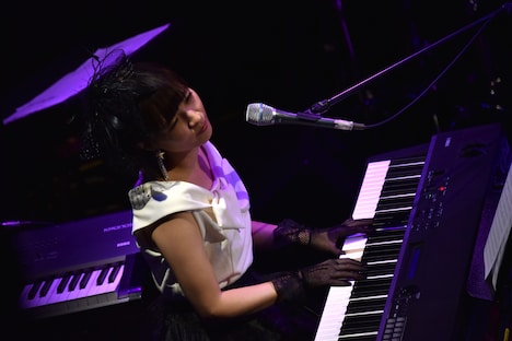 ピアノ弾き語りで「キライよ」を歌う星野みちる。