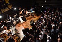 “腰抜け”コールで盛り上がる観客。