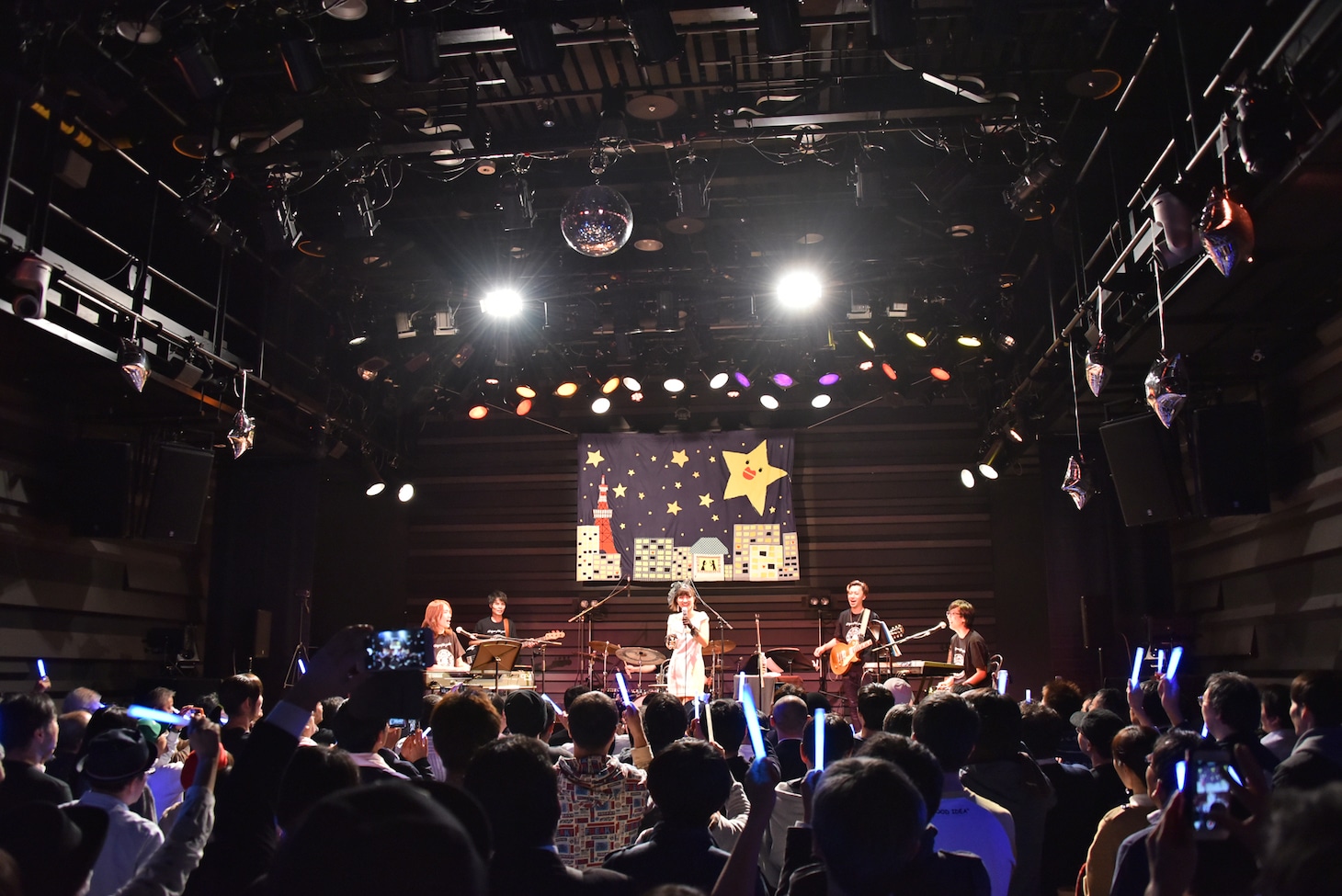 「星野みちるの『星降る街角』ツアーファイナル～スター誕生～」の様子。