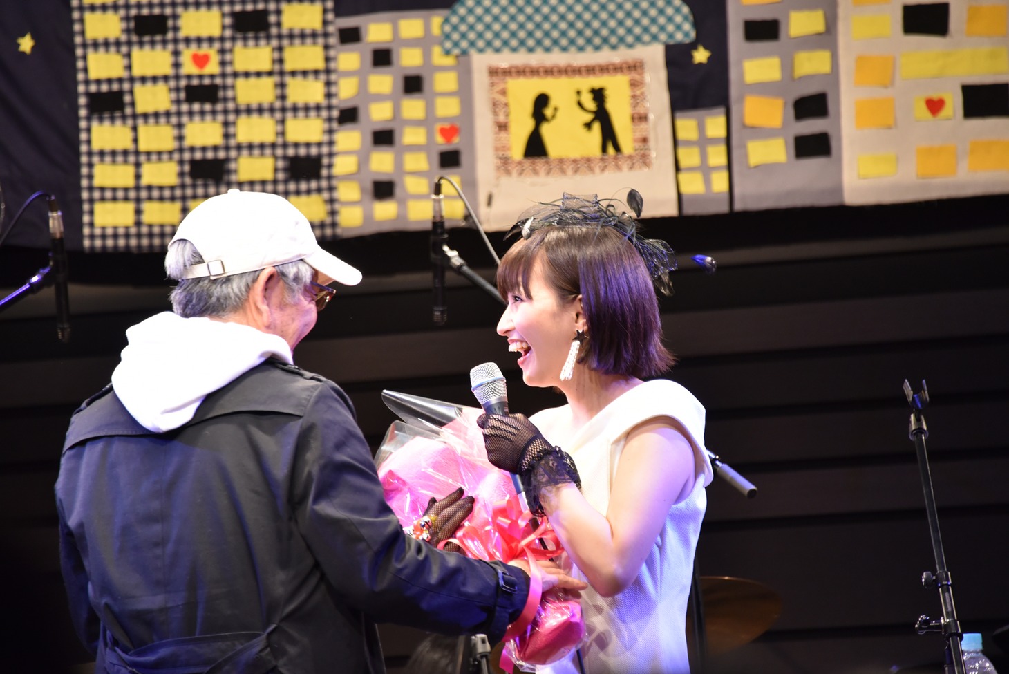 VIVID SOUND社長から花束を受け取る星野みちる。