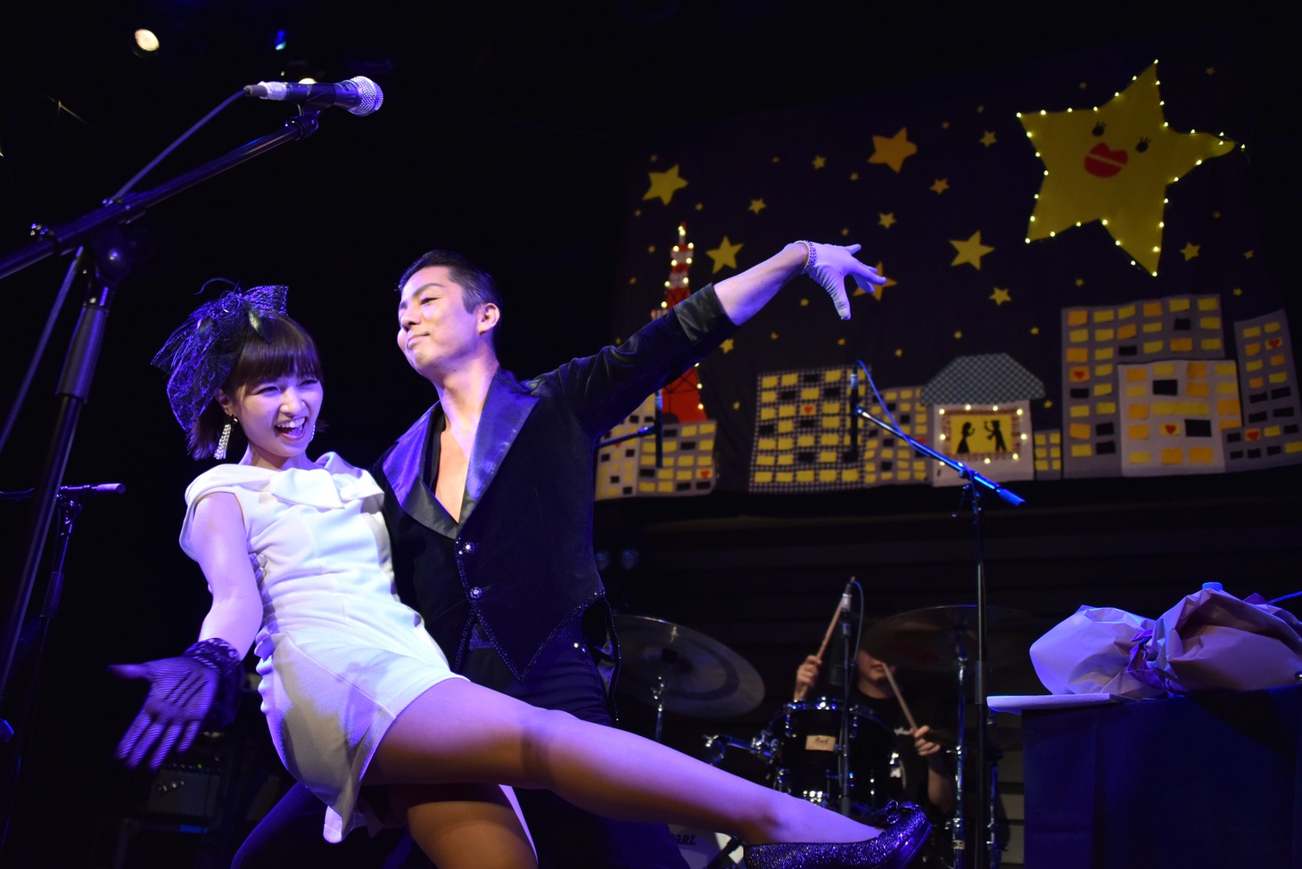 ダンサーと踊る星野みちる。