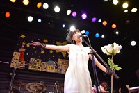 大きな薔薇を手に「流れ星ランデブー」を歌う星野みちる。