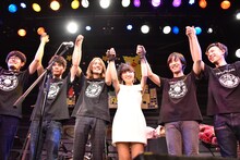 手をつないで挨拶する星野みちると街角バンド。