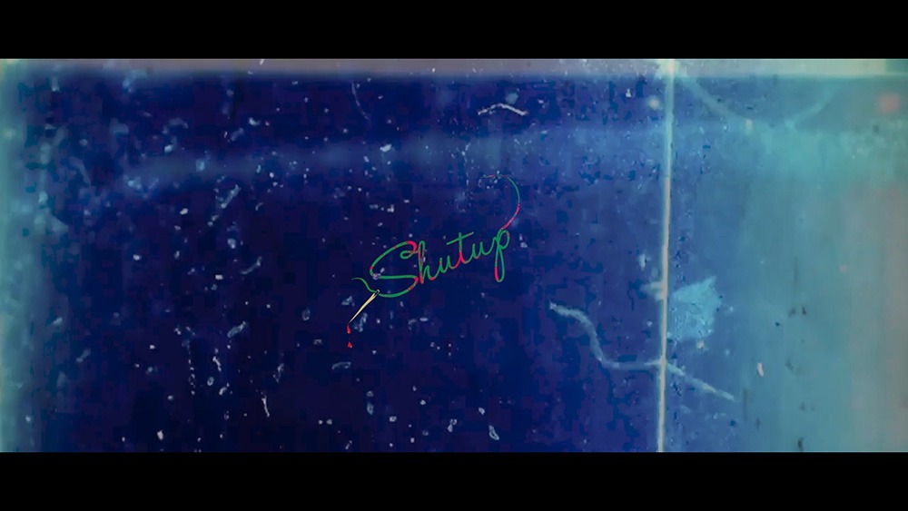 ヒステリックパニック「Shut up」ミュージックビデオのワンシーン。