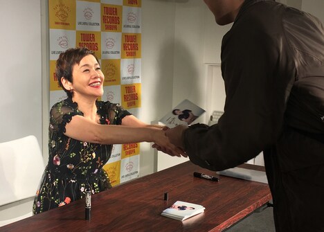 ファンと握手をする大竹しのぶ(左)。