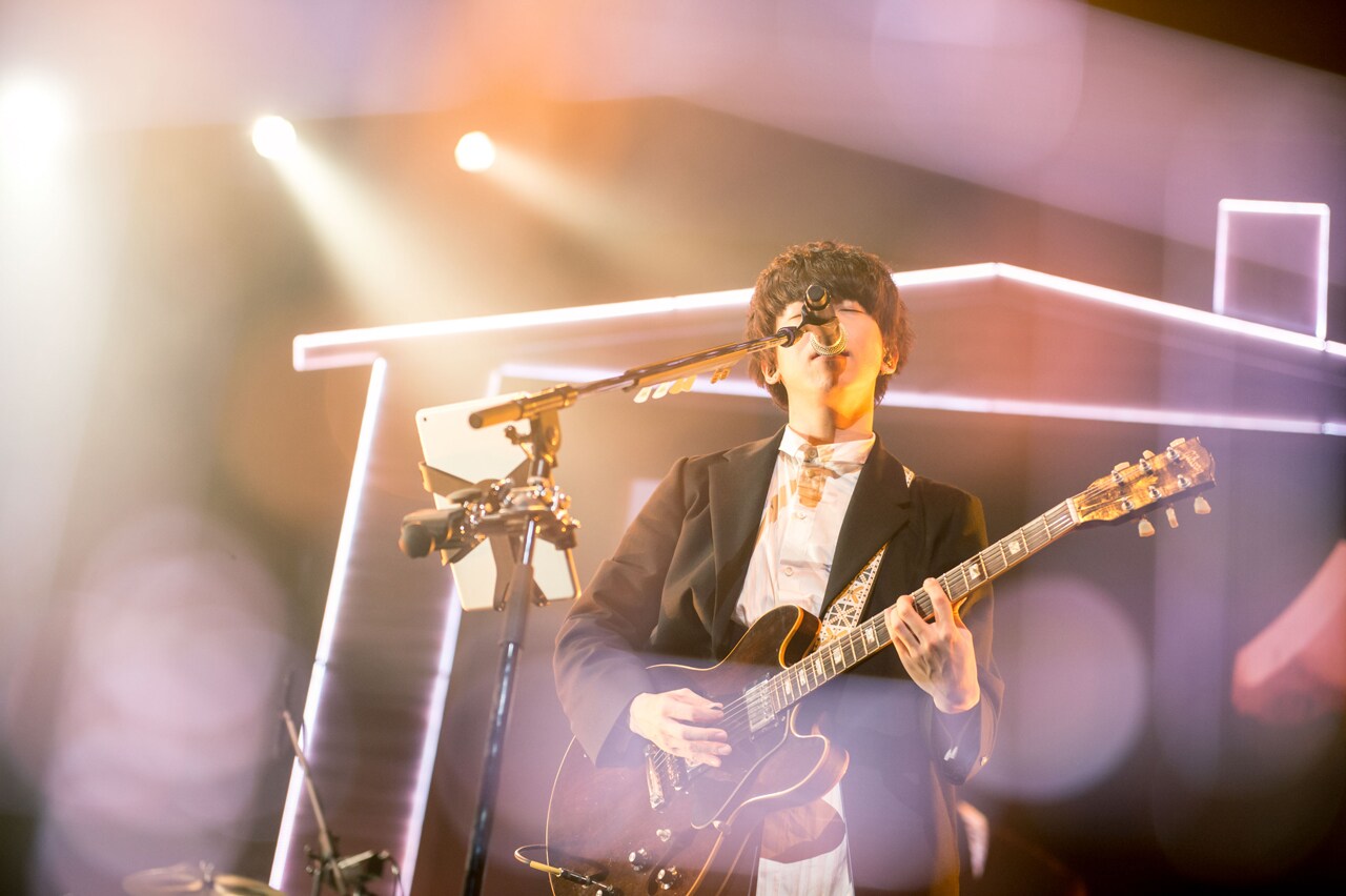 向き合ってギターを奏でる黒田隼之介（左 / G, Cho）と片岡健太（右