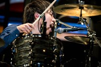 荒井智之（Dr, Cho）（撮影：ヤオタケシ）