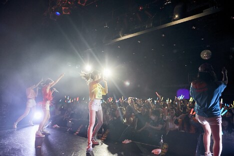 夢みるアドレセンス「5th Anniversary Tour “真夏の夜のYUME LAND”」追加公演 東京・チームスマイル・豊洲PIT公演の様子。（写真提供：ソニー・ミュージックレーベルズ）