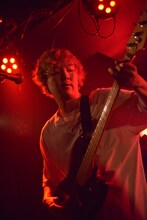 ヨシミナオヤ（B / カフカ）（撮影：野田雅之）