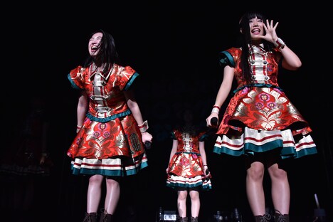 「もっと走れっ!!」の冒頭で号令をかける柏木ひなた（左）と廣田あいか（右）。