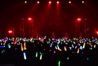 7色のペンライトで染まったフロア。