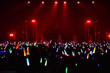 7色のペンライトで染まったフロア。