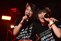 肩を組んで歌う柏木ひなた（左）と安本彩花（右）。