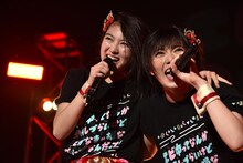 肩を組んで歌う柏木ひなた（左）と安本彩花（右）。