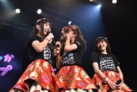 思わず涙を浮かべそうになった星名美怜（中央）に寄り添う廣田あいか（左）。