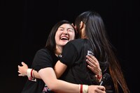 抱き合う小林歌穂（左）と廣田あいか（右）。