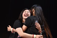 抱き合う小林歌穂（左）と廣田あいか（右）。