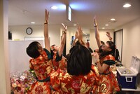 開演直前、円陣を組んで士気を高めるエビ中。