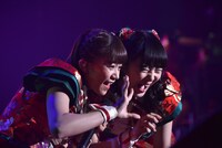 生中継が行われたLINE LIVEのカメラにアピールする星名美怜（左）と中山莉子（右）。