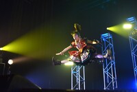 高くジャンプする真山りか。