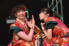 近付く真山りか（右）をやんわり拒否する安本彩花（左）。